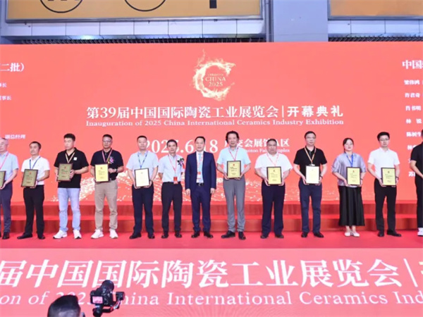 昌南文化董事長(zhǎng)付碧林榮獲“2024年中國輕工陶瓷行業(yè)數(shù)字化轉(zhuǎn)型先進(jìn)個(gè)人”
